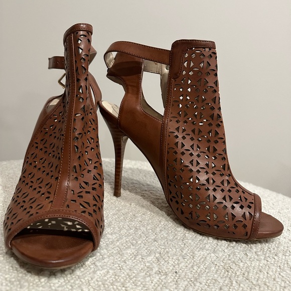 Guess Tan Heels - Picture 2 of 4